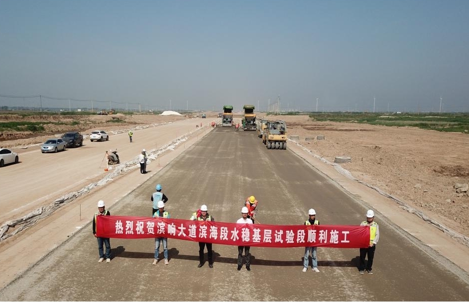 新進展！濱響大道水穩(wěn)層開始鋪設(shè)1.jpg