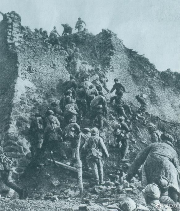 1948年12月，人民解放軍向新保安守敵發(fā)起攻擊。這是解放軍戰(zhàn)士登上新保安城頭。 